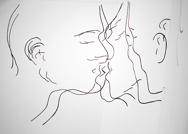Charlotte Caragliu, artiste plasticienne, crée des dessins en noir et blanc d'après des films pornographiques remettant en question la notion de genre (3 femmes).
